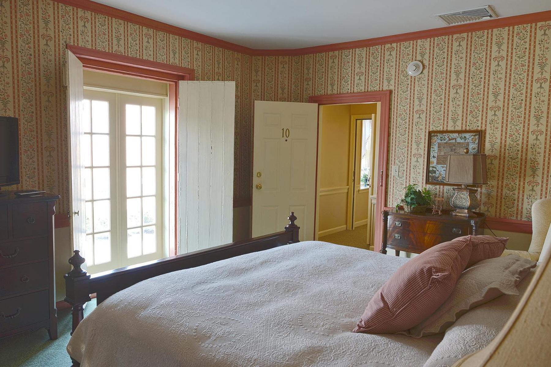 Village Bed & Breakfast 2*